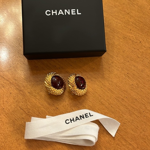 Vintage authentic Chanel red Gripoix glass cabochon gold plated clip on earrings - Picture 7 of 15